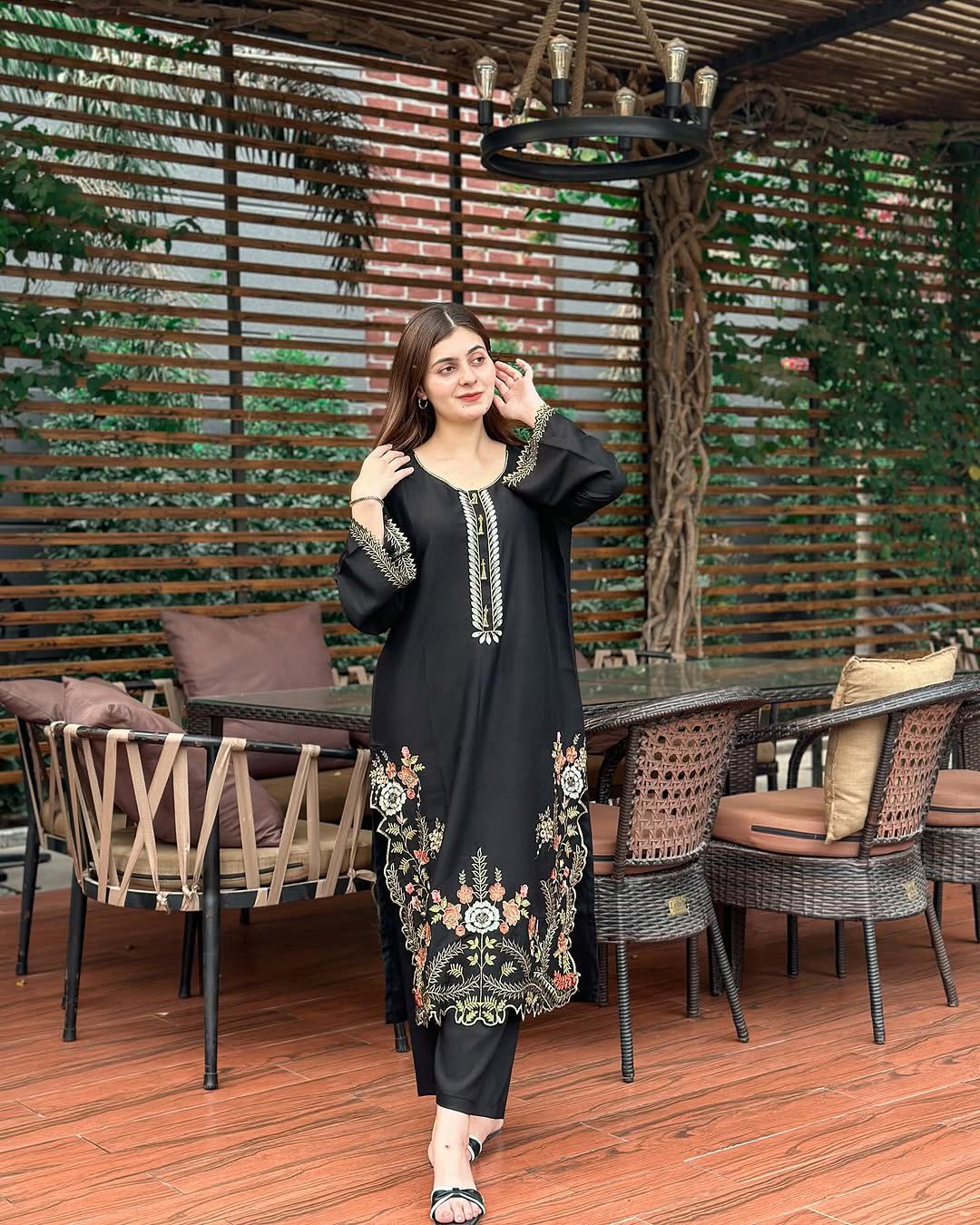 LIA LAWN EMB 2PC