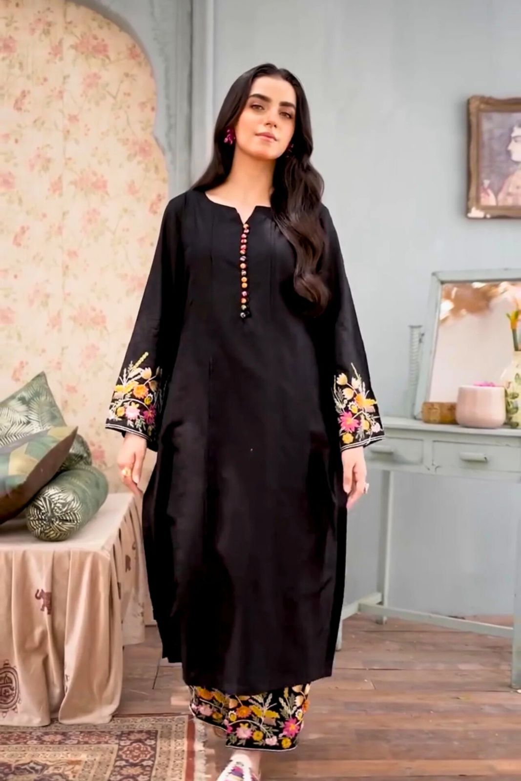 BLACK ELEGANCE EMB 2Pc